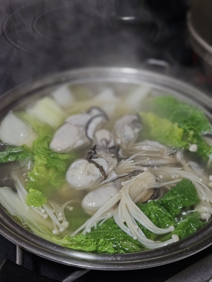 hosi_horanghae's tweet image. 기름진 속을 가볍게 달래줄 시원칼칼 굴샤브샤브 게섯거라
심지어 맑은 국물이라 보기만해도 디톡스됨...
마트에서 굴 사다가 철분챙기면서 저속노화 해보아요..