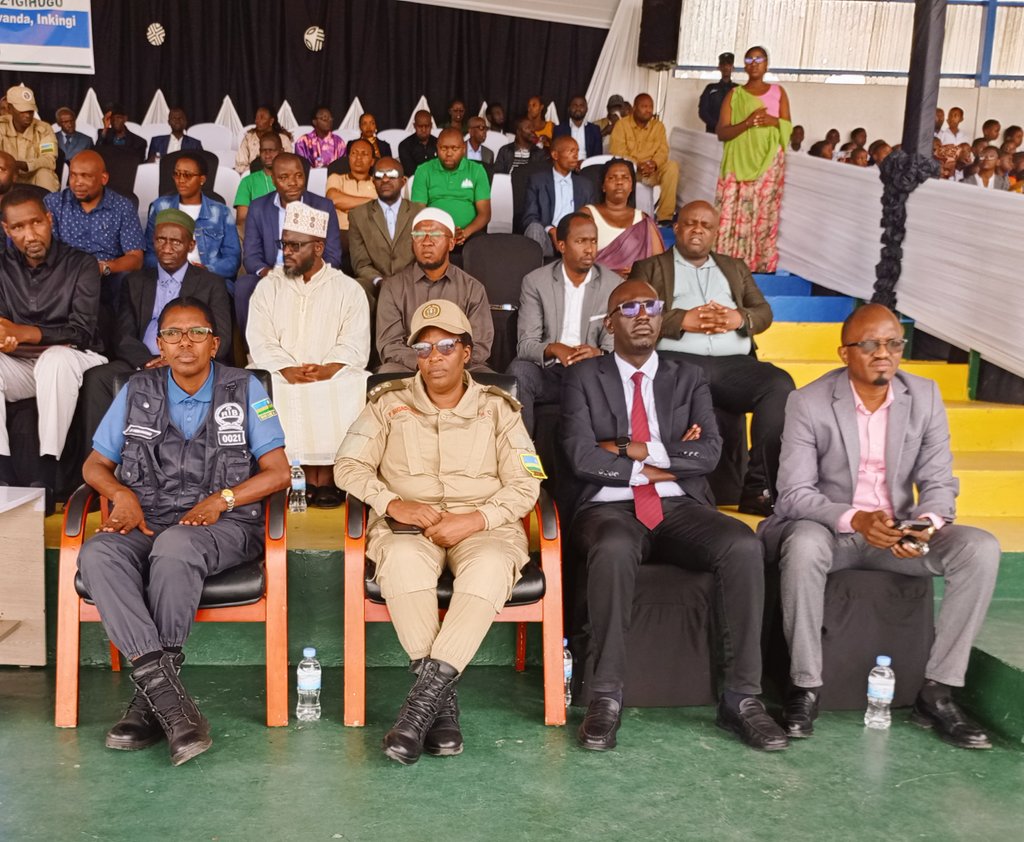 NZOGERA🇷🇼 (@d_nzogera) on Twitter photo "UBUMWE N'UBUTWARI BW'ABANYARWANDA, INKINGI Z'ITERAMBERE.
#Birikuba: Mukarere ka <a href="/MusanzeDistrict/">Musanze District</a> muri Stade Ubworoherane hari kwizihirizwa umunsi ngarukamwaka w'Intwari z'Igihugu kunshuro ya 31.
N'ibirori byitabiriwe n'umuyobozi wa <a href="/RwandaNorth/">Northern Province/ Rwanda</a> bwana <a href="/gahundemaurice/">Maurice Mugabowagahunde</a> , "UBUMWE N'UBUTWARI BW'ABANYARWANDA, INKINGI Z'ITERAMBERE.
#Birikuba: Mukarere ka <a href="/MusanzeDistrict/">Musanze District</a> muri Stade Ubworoherane hari kwizihirizwa umunsi ngarukamwaka w'Intwari z'Igihugu kunshuro ya 31.
N'ibirori byitabiriwe n'umuyobozi wa <a href="/RwandaNorth/">Northern Province/ Rwanda</a> bwana <a href="/gahundemaurice/">Maurice Mugabowagahunde</a> ,