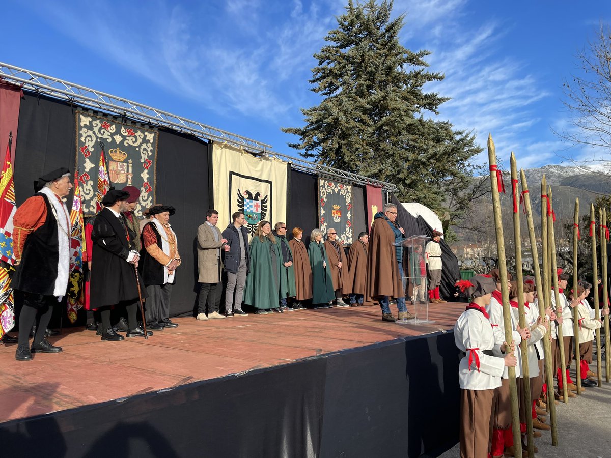 CAROLUSVEMPEROR's tweet image. Prolegómenos de la XXVI #RutaDelEmperador, en los que se hace entrega del premio ‘La Vera. Retiro Imperial’ a la directora de @elpais_espana, @PepaBueno. Lo recoge en su nombre @Jesus_Servulo por motivos de última hora.