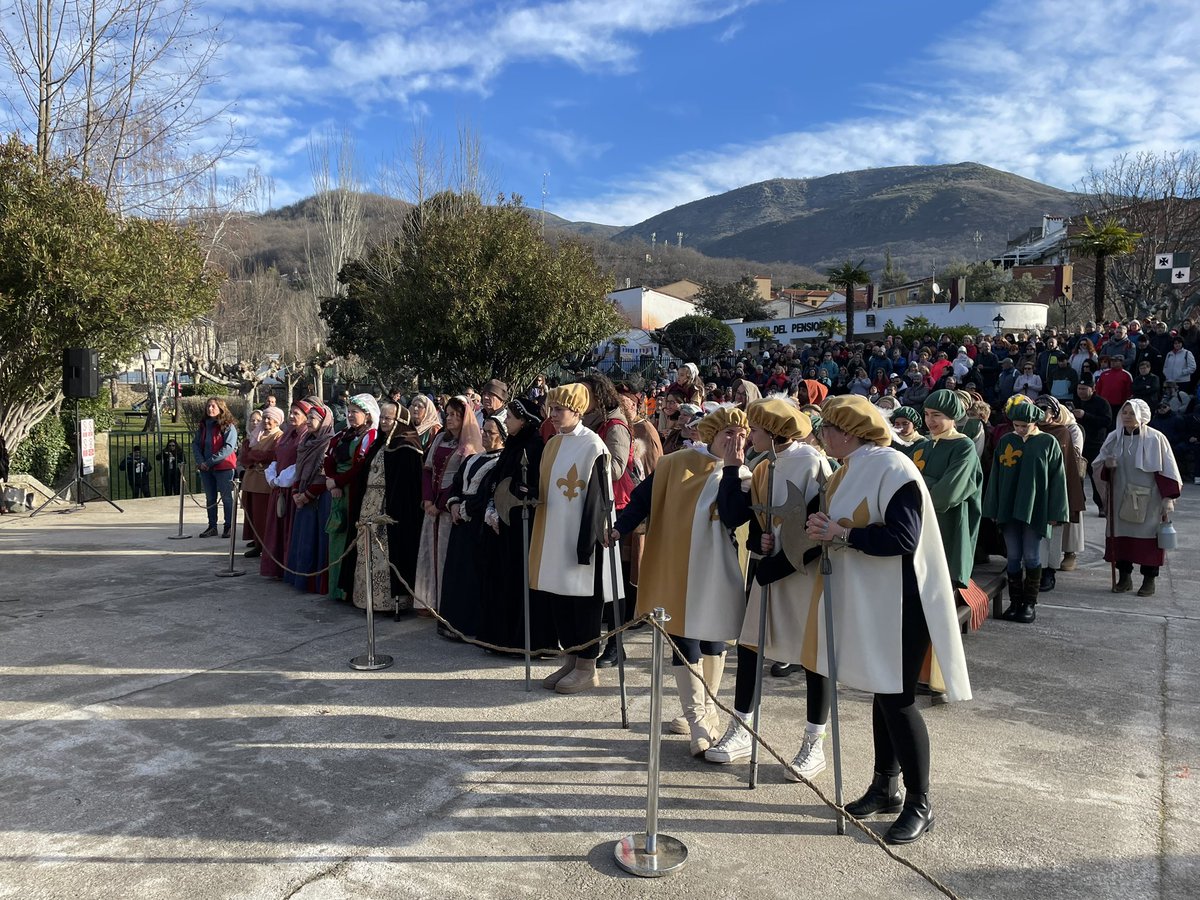 CAROLUSVEMPEROR's tweet image. Prolegómenos de la XXVI #RutaDelEmperador, en los que se hace entrega del premio ‘La Vera. Retiro Imperial’ a la directora de @elpais_espana, @PepaBueno. Lo recoge en su nombre @Jesus_Servulo por motivos de última hora.