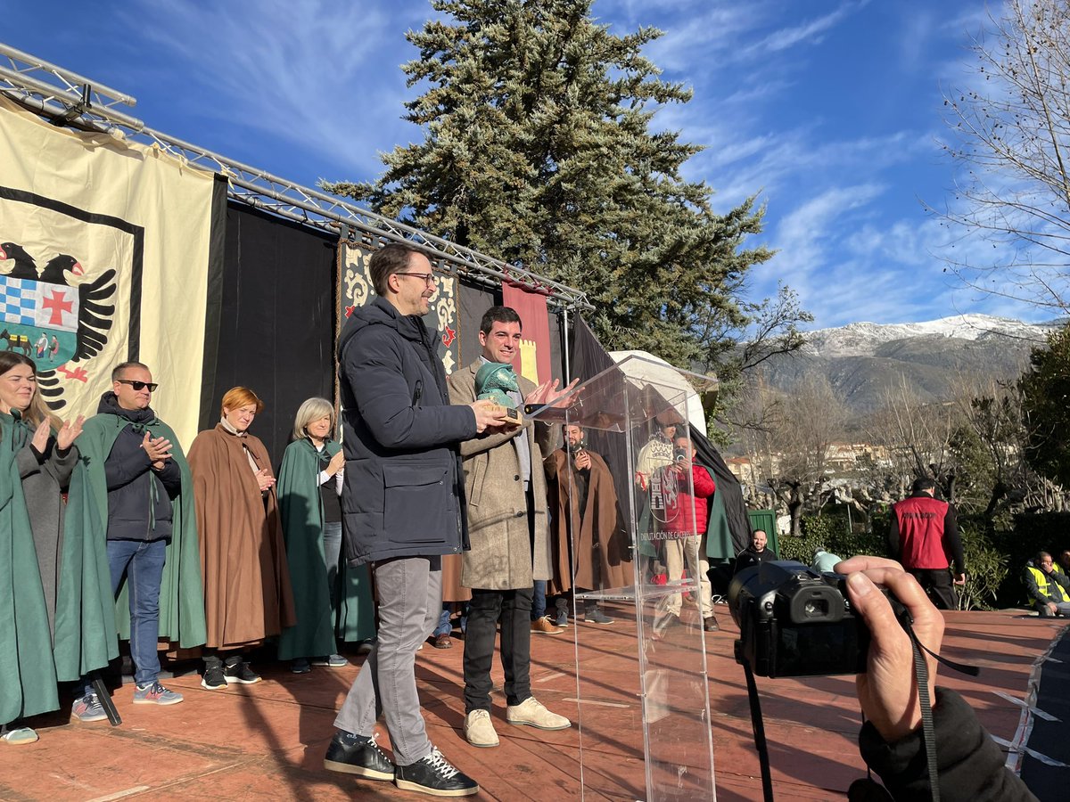 CAROLUSVEMPEROR's tweet image. Prolegómenos de la XXVI #RutaDelEmperador, en los que se hace entrega del premio ‘La Vera. Retiro Imperial’ a la directora de @elpais_espana, @PepaBueno. Lo recoge en su nombre @Jesus_Servulo por motivos de última hora.