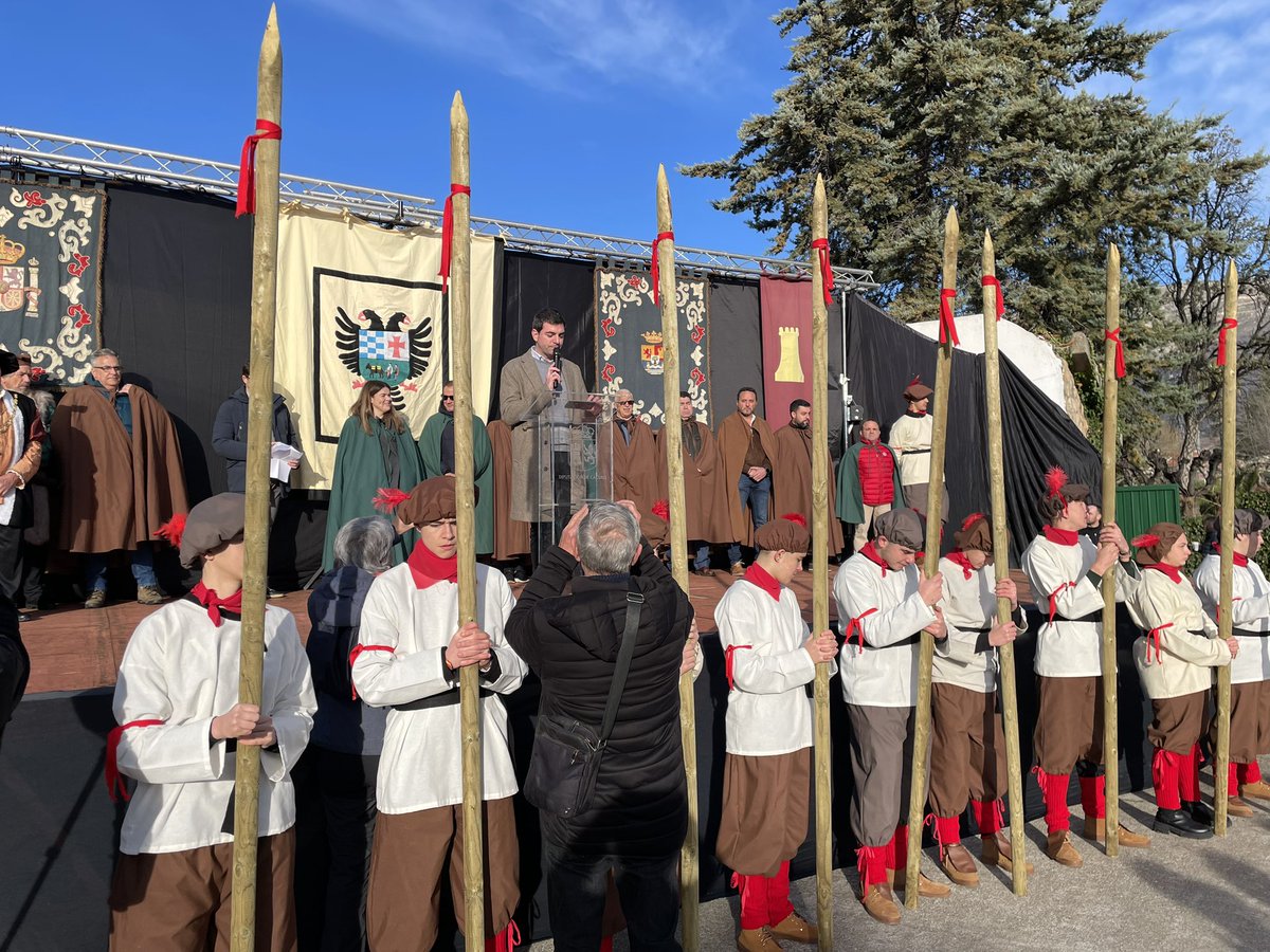 CAROLUSVEMPEROR's tweet image. Prolegómenos de la XXVI #RutaDelEmperador, en los que se hace entrega del premio ‘La Vera. Retiro Imperial’ a la directora de @elpais_espana, @PepaBueno. Lo recoge en su nombre @Jesus_Servulo por motivos de última hora.