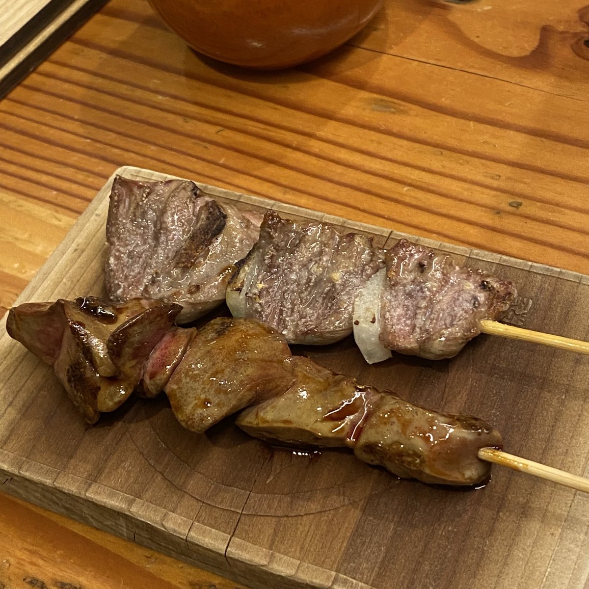 EMAT44969237's tweet image. @akiyo_yashima さんがRTしてたお店に食べに行ったことをやしまさんに見せ付けたくて行ってきました。

「大名てへ」の焼き鳥はかなり旨いです。

語らずは少なく兎に角、鶏皮と白肝が旨い。