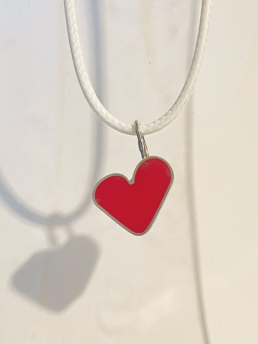 Good morning <a href="/UKGiftHour/">UKGiftAM</a> I’m all romantic this weekend making made to order heart pendants for £10 (£25 with cord) choose your colour. Happy valentines #shopindie #madetoorder #HandmadeJewellery #ukgifthour
