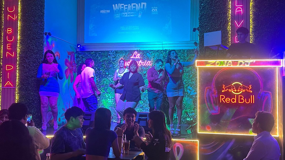 SthephanieVentu's tweet photo. Encendiendo la noche en La Industria Surco - Restobar con el mejor sabor de #RonBotran 🇬🇹🔥 ¡Brindemos con elegancia y pasión! 🥃✨
#BotranExperience #GuatemalaRum #SaborQueInspira #RestoBarVibes #AnfitrionaEnAcción #FiestaConEstilo #animadora #laindustriasurco https://t.co/SiJuELUV6G