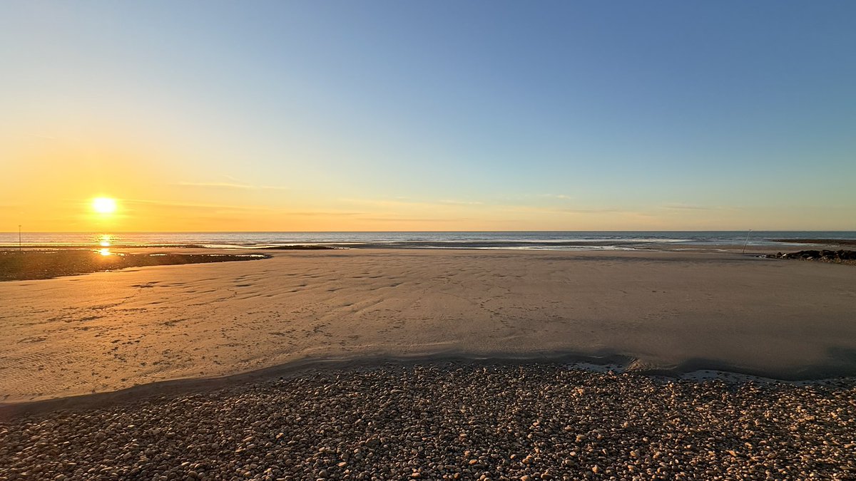 VicChabb's tweet photo. Magnifique coucher de soleil pour finir la journée et la semaine 🌅😎 #coucherdesoleil https://t.co/69NGPfwJn9