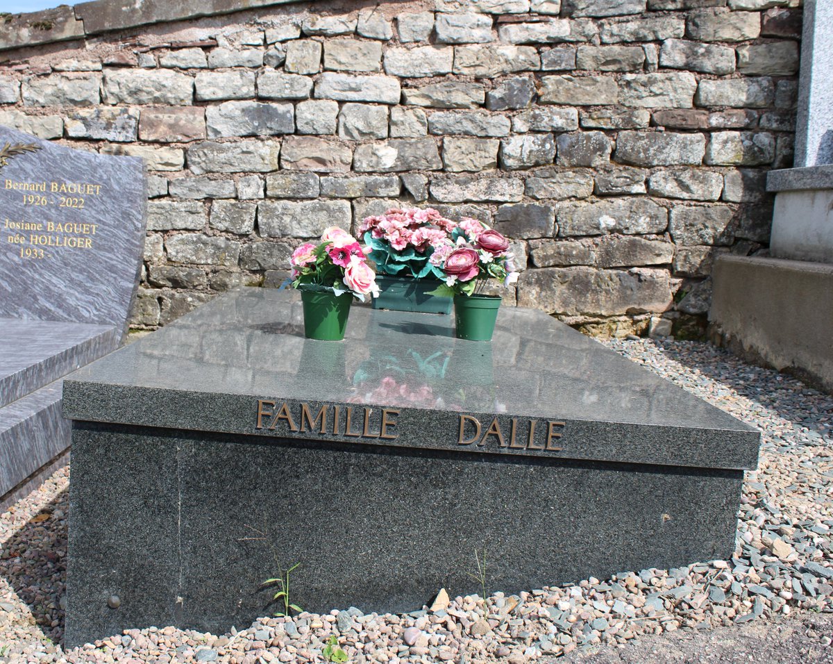 En pente. Cimetière de Trémonzey  (Vosges). #tombes