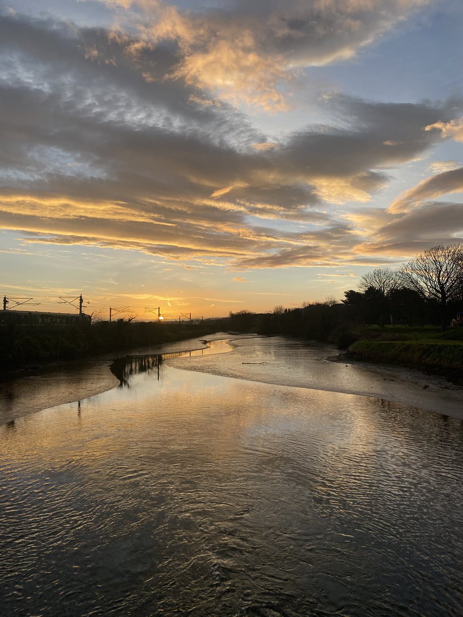 lilycogan's tweet photo. 8am 1st February 2025 #Booterstown🩵
“For there is always light.
If only we’re brave enough to see it.
If only we’re are brave enough to be it” -Amanda Gorman 💛
#LáFhéileBríde #StBrigidsDay 💚☘️ https://t.co/GXxRdTwFso