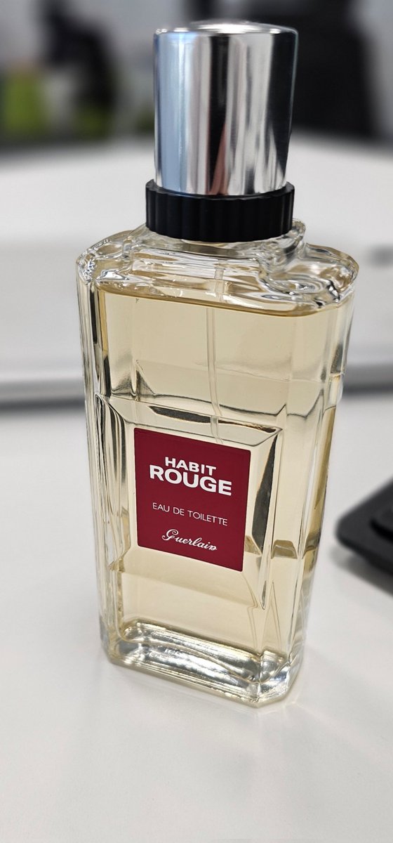 Guerlain , Habit Rouge EDT 2011
.
الجاكيت الأحمر الذي يرتديه الفُرسان ! تسميته أتت تيمُناً به
.
كم فلانكر ؟ عد و أغلط .. ولكن على عكس باقي العطور التي يتم تشويهها ، هذا كل فلانكر منه يقولك الزين عندي
.
نسخة 2011 من أجمل و أندر الفلانكرات حمضي بارد منعش
لو حصلتها شيل بلا تردد