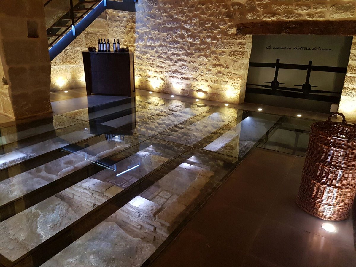 La Bodega <a href="/CasaPrimicia/">Bodegas Casa Primicia</a> es el edificio civil más antiguo de #Laguardia. Utiliza las cuevas del siglo XV para almacenar las #barricas. Se pueden visitar los lagares de piedra que la Iglesia construyó en 1420 para recaudar diezmos y primicias. #Álava
Foto: <a href="/mapaymochila_/">mapaymochila</a>