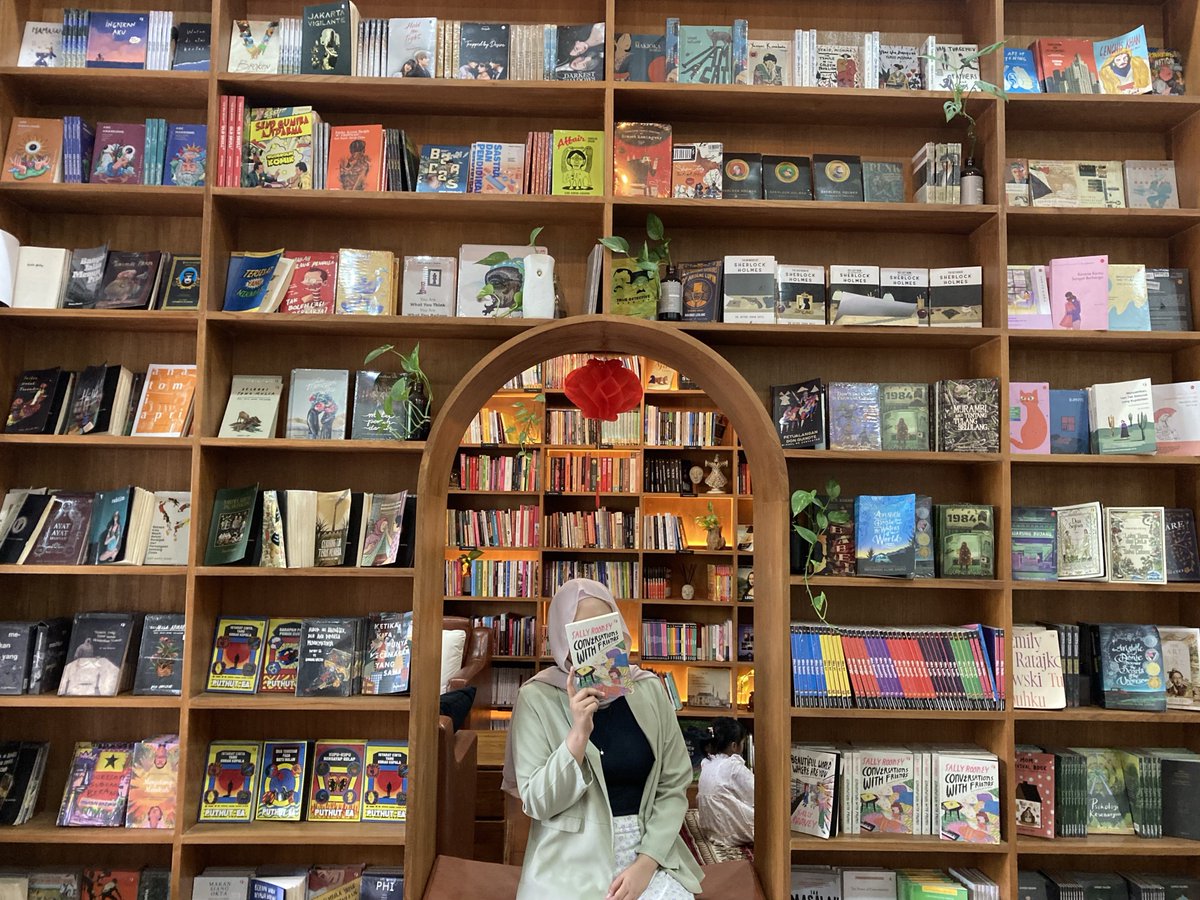 saturnestardust's tweet photo. Minggu lalu, aku main ke toko buku sekaligus perpustakaan yang sangat nyaman dan homey. Bikin betah berlama-lama di dalamnya  🌱

📍Shira Media. Sleman, Yogyakarta https://t.co/xsR7ubcWEX