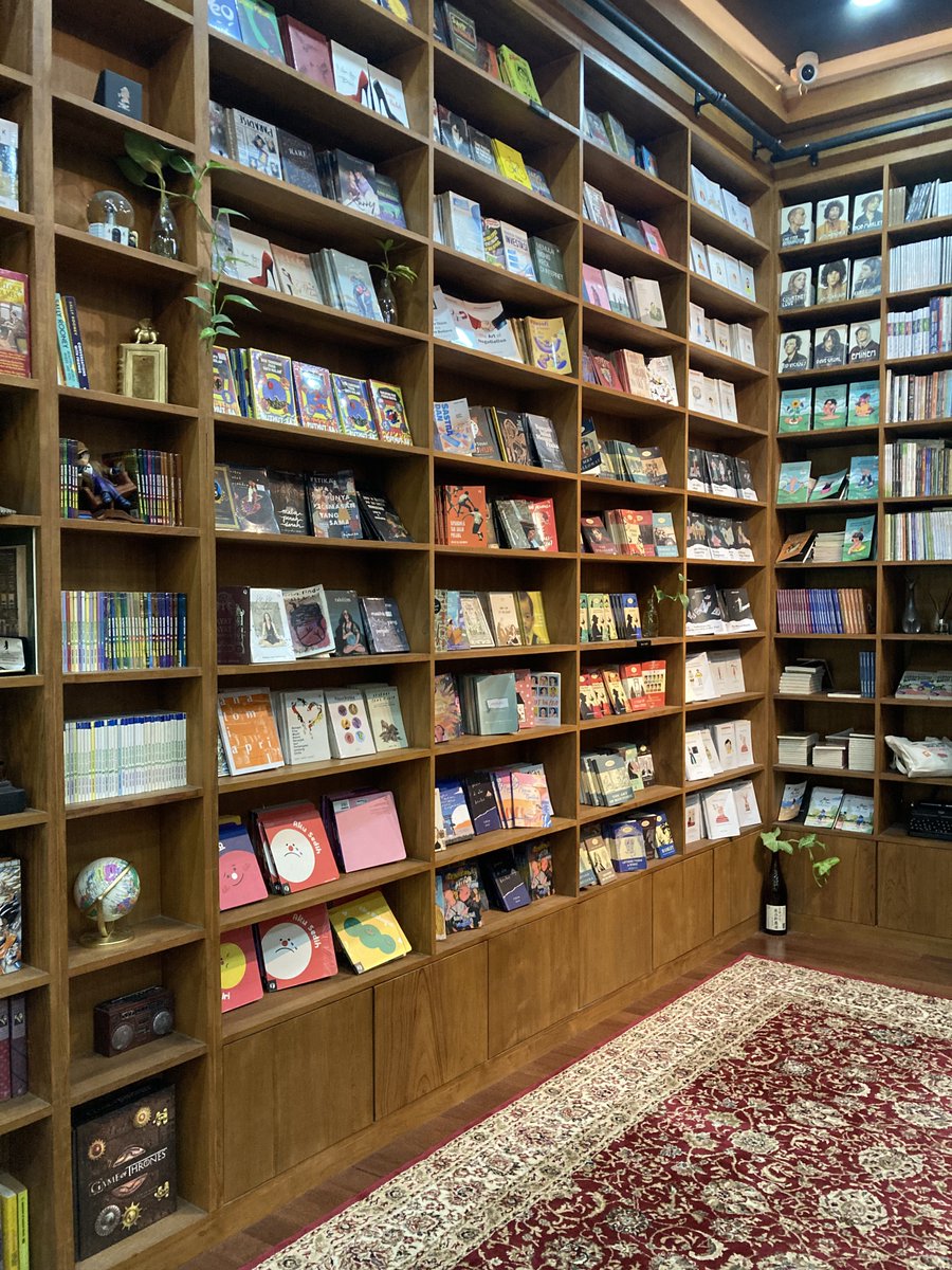 saturnestardust's tweet photo. Minggu lalu, aku main ke toko buku sekaligus perpustakaan yang sangat nyaman dan homey. Bikin betah berlama-lama di dalamnya  🌱

📍Shira Media. Sleman, Yogyakarta https://t.co/xsR7ubcWEX