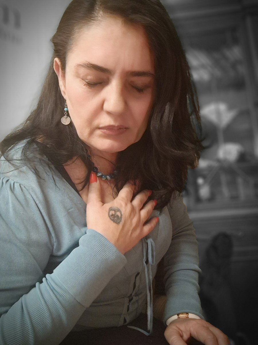 T_urnam's tweet photo. Sevgim servetim!  
Dinlerin ve kitapların içine sığmayanlar illaki;  
Dinin onu kabul etmesi için, salya sümük ağlamaktalar...  
Öz'e ihanet bir yerde bilmelidir!  
Hem ışıktan bahsedeceksin / hem de dini öveceksin. Bu tezattır...  
Ana dilini  
Seni  
Kimliğini  
Varlığını öldürmüşler!!!  
Sen; can bulacağına / öldürenlere hizmettesin!!!  
"Cem evi cümbüş evi" buna kızar / kendin ne iş edersin!!!  
Katledenlerin ayakçıları / ışığın düşmanları olanlar uyanın!!!  
Xızır der / Xızır'ı incitirsiniz!!!  
İnciten / incinsin!!!  

(Pir ilkin ana)  @AnaIlkin 
Hizmetçi değil / hizmetkâr ister yol!