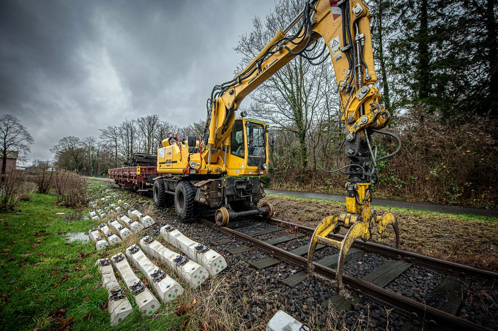 Noch fehlen an einigen Stellen Betonschwellen. Aber die Lappwaldbahn ist zuversichtlich, dass die TWE-Strecke von Ibbenbüren über Lengerich nach Versmold in Kürze freigegeben werden kann.

wn.de/muensterland/k…
