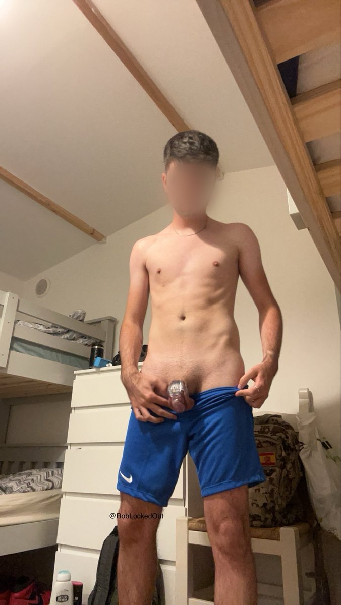 RobLockedOut's tweet image. Je suis en vacance avec des potes ☀️ j’espère que ma cage ne se verra pas trop avec mon short 😈🫣