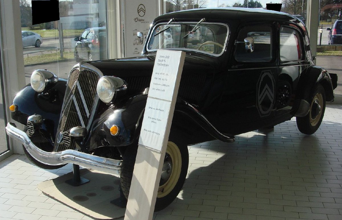 UltimativCars's tweet photo. Look, which beauty, I just found on my way to some friends near Mainz:
a shiny black & extremely well-maintained #Citroën #11CV-#Traction from 1951 w/ original 3.600 kms on the clock.
So, in fact: it's rather a new car.
Lovely.
@citroen4ever The perfect stuff for you, right?😎🤓 https://t.co/Je2gmKl7W9