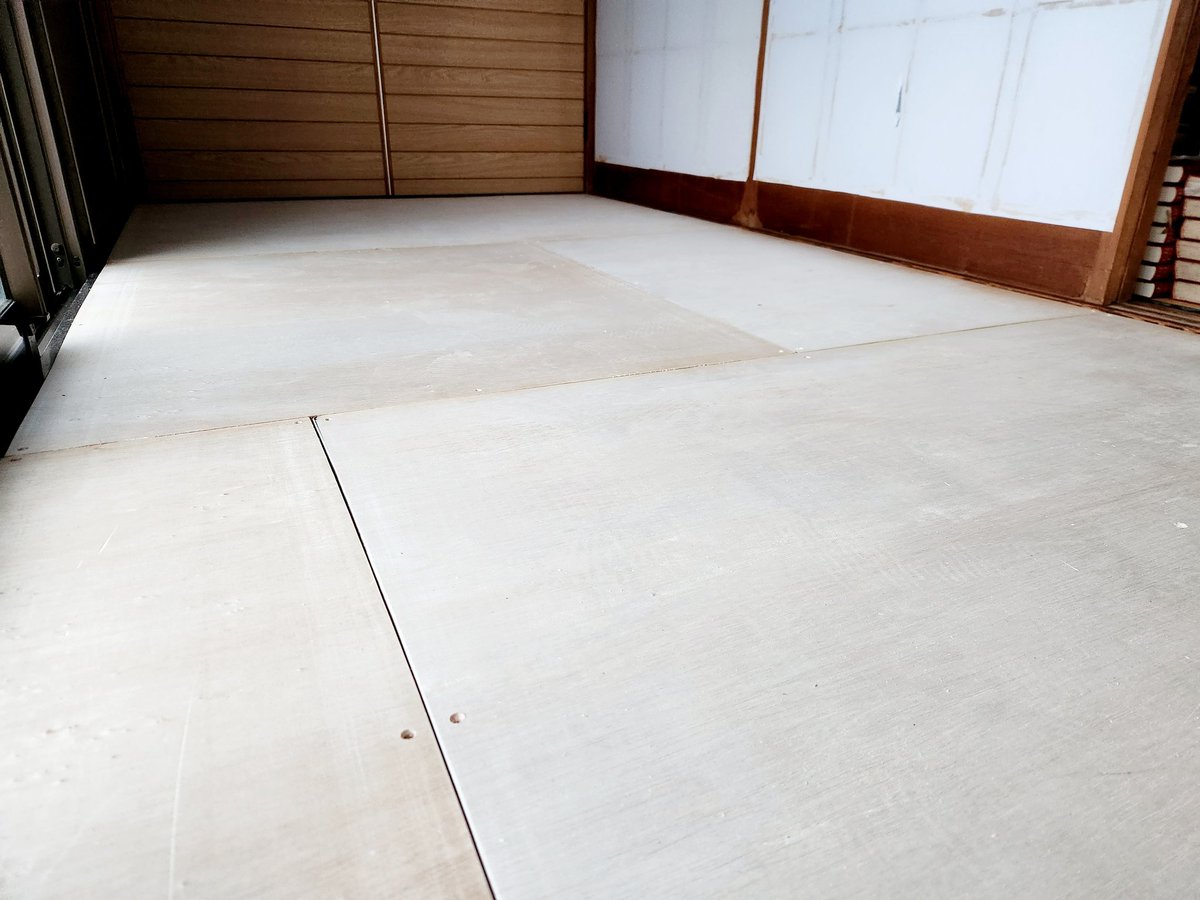 keiichiroterano's tweet image. 🛠️
実家ＤＩＹ👷

実家の縁側の床が、経年でブヨブヨとの事で、お久し振りトントン🔨

床を剥がすと、えらく時間が掛かるので、合板の増し張りに。

ブヨブヨが無くなったのでこのままでＯＫと言われたけれど…
せめてＣＦ位は…

今日はここまで。

#DIY #diyer