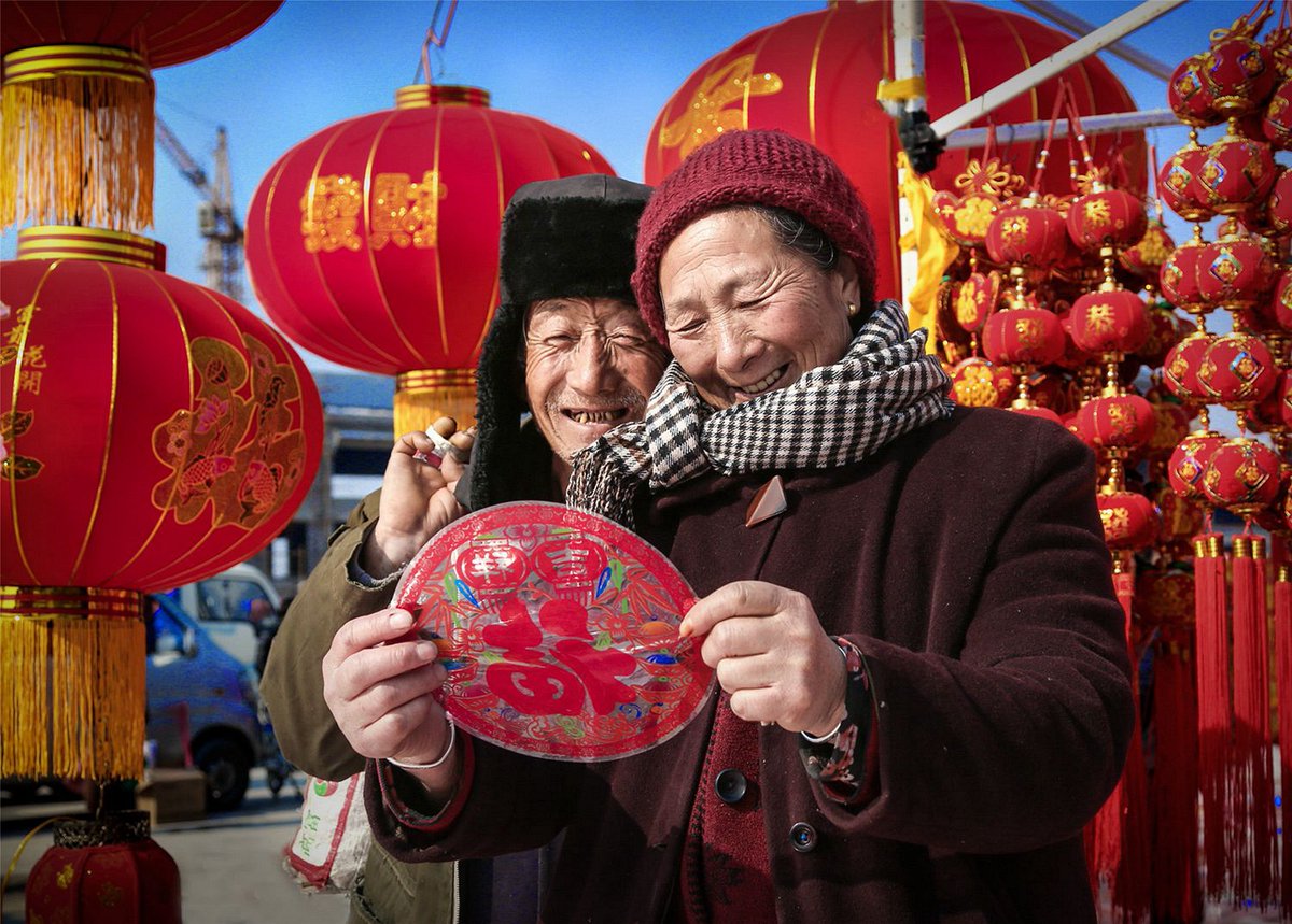 #SpringFestival2025 #AñoNuevoChino
El carácter chino «福» significa felicidad y satisfacción. La gente escribe el carácter «福» en caligrafía tradicional de China o recorta papel del carácter «福» para pegarlo en la ventana.