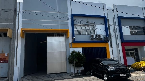 yuni_ta24's tweet photo. `*JUAL GUDANG + KANTOR*`
Tanrise Tritan Wedi Gedanggan, Sidoarjo

Lt : 360 (12x30m²) 
Lb : 360m²
Ada tambahan bangunan  sbb :
 Ruang meeting
 ⁠Ruang kantor 2 
Ruang sales 
Kamar mandi 2
 ⁠Dapur 
PLN : 4400 watt
Hadap Timur
HGB
 3,5 M
Bonus 5 AC 

Yunita
https://t.co/7bdN53sMsx https://t.co/eUjLfZgwXl
