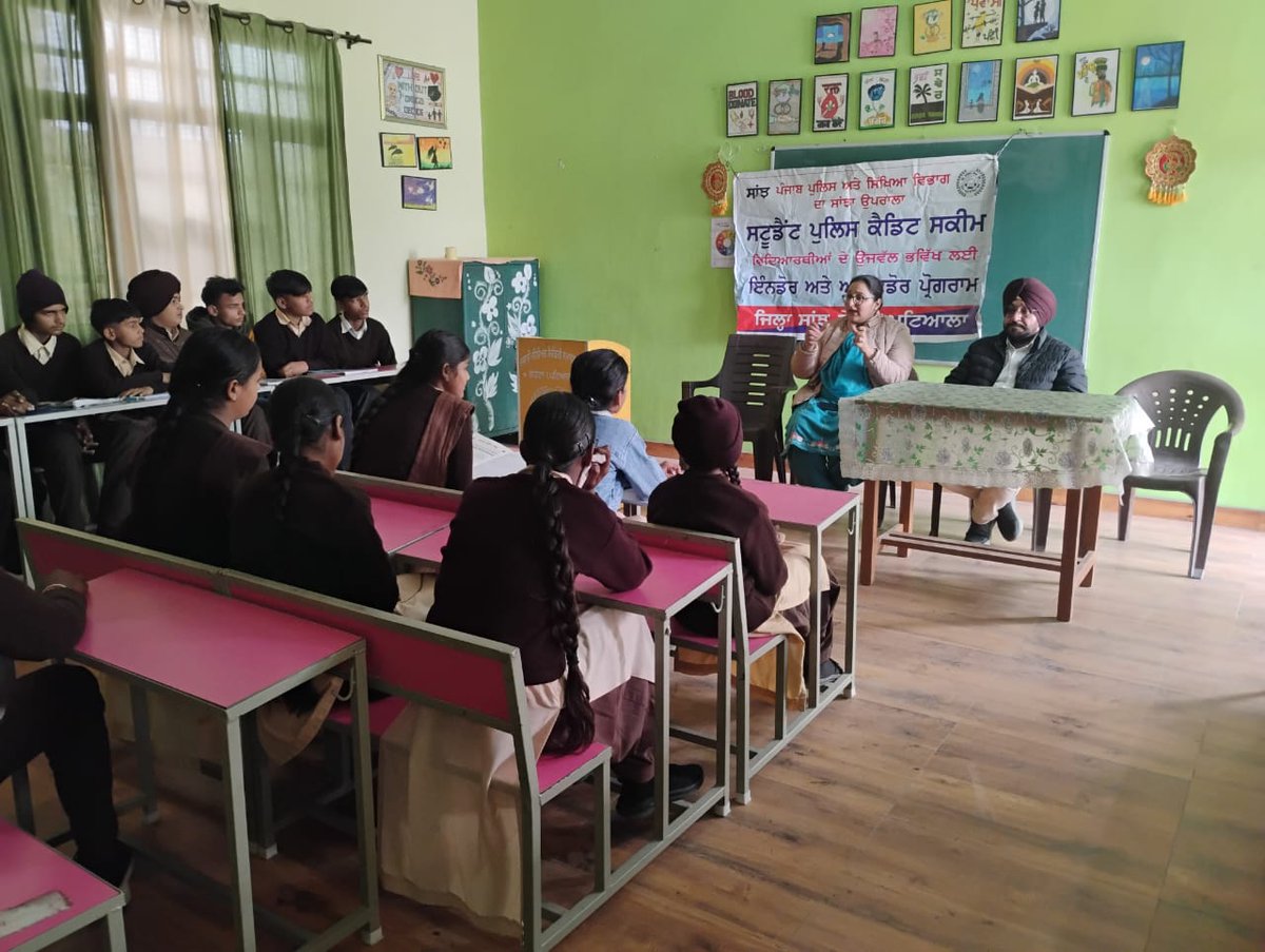 PatialaPolice's tweet image. Saanjh Staff Nabha conducted an awareness seminar at Govt. Sen. Sec. School Rohta, Nabha, educating students on traffic rules, cyber frauds, social evils, and responsible social media use.
#StayAware #SayNoToDrugs #SafeAndSmart