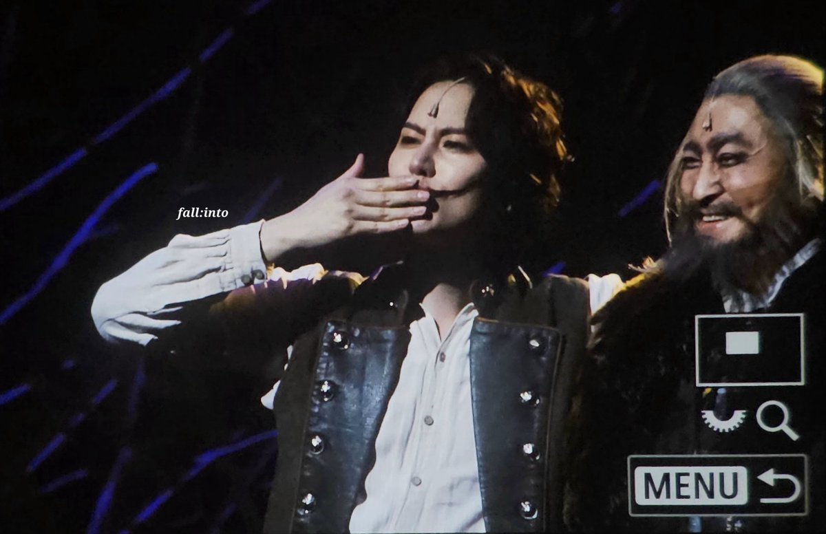 250201 웃는남자 커튼콜데이 pre

- 😘

#규현 #KYUHYUN #キュヒョン #圭贤