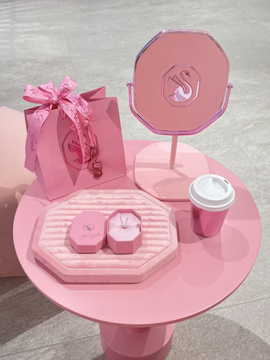 Skye44996201's tweet photo. 念願のAriana×SWAROVSKI😭💖

銀座店全部Ariに囲まれてて、とっても可愛すぎた🥹店員さんもとっても優しくて沢山お話してくれました🤲
ドリンクのカップもArianaって印字されてたよ〜☕️

バックのキーホルダーは数量限定で、ハート型ネックレスは残り僅からしいので検討してる方、急げー！！🩷 https://t.co/JMlAZZBjAV