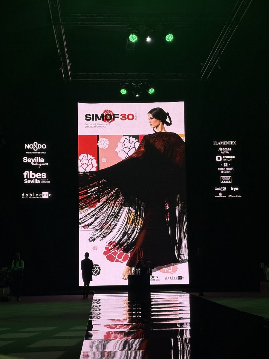 Arranca otro día de SIMOF en <a href="/fibesevilla/">Fibes Sevilla</a> en la pasarela principal. En esta ocasión, con el desfile colectivo de <a href="/Flamentex/">Flamentex</a> x <a href="/qlamenco/">Qlamenco</a>  🌹 y desde ya puedes disfrutar de la zona de expositores, +FLAMENCA y BAILA (Auditorio Al-Ándalus y compra de tickets a la entrada).