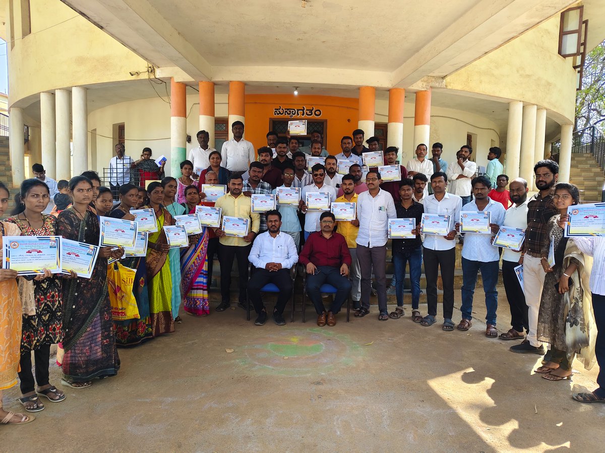 iectpbk's tweet photo. ಬಸವಕಲ್ಯಾಣ:  ಮೇಟ್ ತರಬೇತಿ ಪೂರ್ಣಗೊಳಿಸಿದ 3-4 ಬ್ಯಾಚಿನ ತರಬೇತಿದಾರರಿಗೆ ತಾ.ಪಂ.ಕಾ.ನಿ.ಅ. ರಮೇಶ ಸುಲ್ಪಿ ಸರ್  ಹಾಗೂ ತಾ.ಪಂ.ಸ.ನಿ.ಸಂತೋಷ ಚವ್ಹಾಣ ಸರ್ ಪ್ರಮಾಣ ಪತ್ರ ವಿತರಿಸಿದರು. ಈ ಸಂದರ್ಭದಲ್ಲಿ  ರಾಜ್ಯ ಹಾಗೂ ಜಿಲ್ಲಾ ತರಬೇತಿ ಸಂಪನ್ಮೂಲ ವ್ಯಕ್ತಿಗಳು ಇದ್ದರು..... https://t.co/hQYGRvSTFU