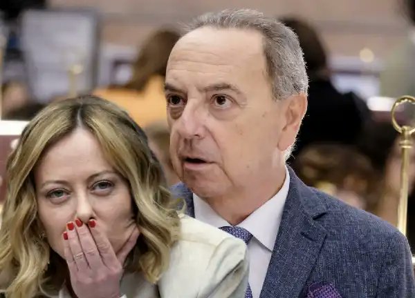 FaniSimonu34434's tweet photo. #Cronaca La INDAGANO, la DENUNCIANO, la INSULTANO, la DIFFAMANO con FALSITÀ assurde e MAI riscontrate, in precedenza,da membri di un altro POTERE dello Stato fra cui un #magistrato che indaga mezzo GOV d'#ITALIA, dopo che un SUO COLLEGA HA liberato il #LIBICO. Ma #LEI CRESCE IN % https://t.co/PLnsUuAHhM