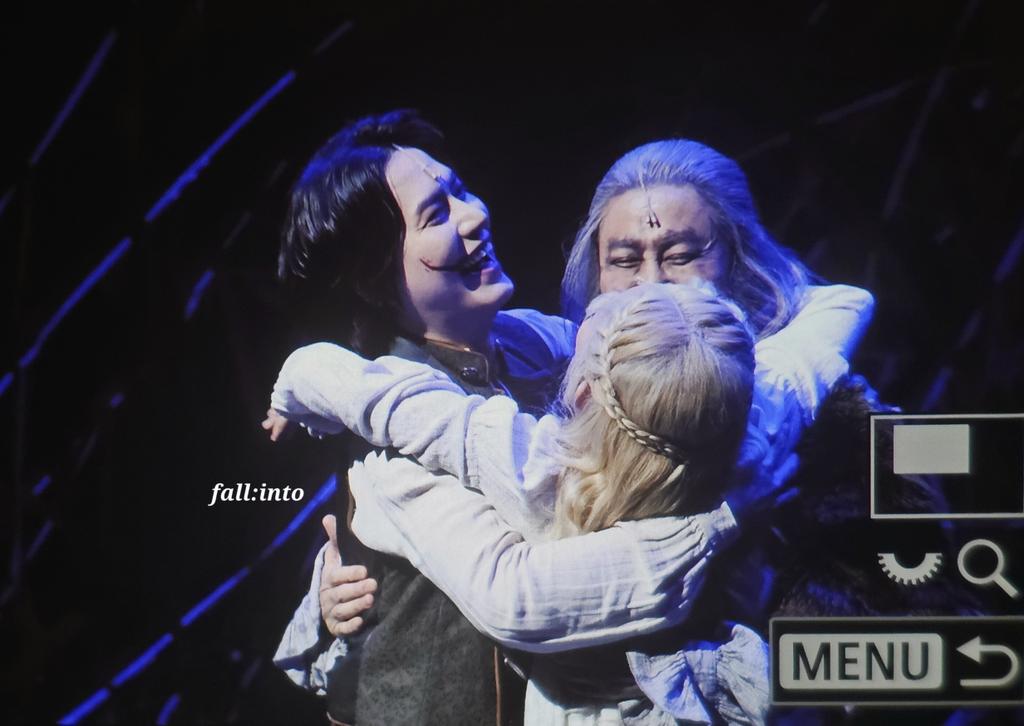 250201 웃는남자 커튼콜데이 pre

- 가족사진🫶

#규현 #KYUHYUN #キュヒョン #圭贤