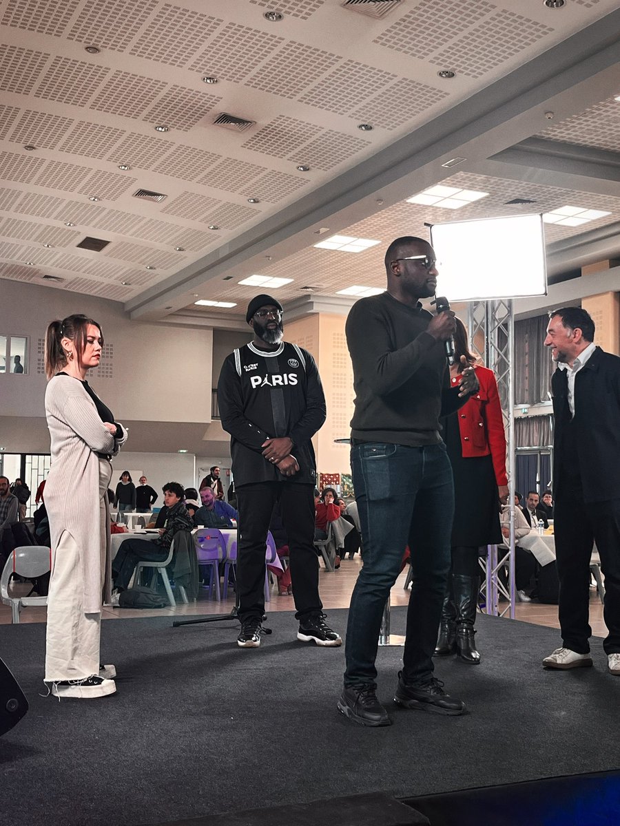 🔥 Les Rencontres nationales des quartiers populaires à Toulouse : ça commence ! Cet événement dure toute la journée et est ouvert à toutes et tous !

1ère thématique travaillée : Démocratie, comment investir la citoyenneté dans les quartiers populaires ; premières prises de