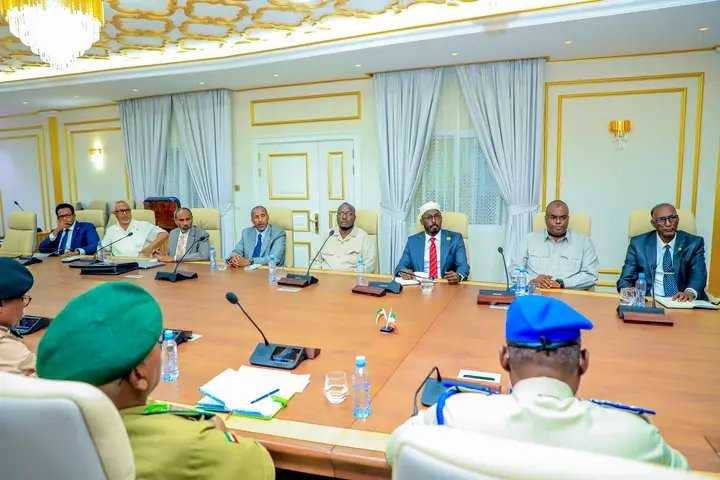 SomalilandMod's tweet image. Madaxweynaha Jamhuuriyada Somaliland Mudane Cabdiraxmaan Maxamed Cabdillaahi (Cirro) ayaa maanta kulankii ugu horeeyey la yeeshay Guddidii uu dhawaan u xil saarey Tirokoobka,
Dib-u-habeynta iyo Casriyeenta Ciidamada kala duwan ee Qaranka,