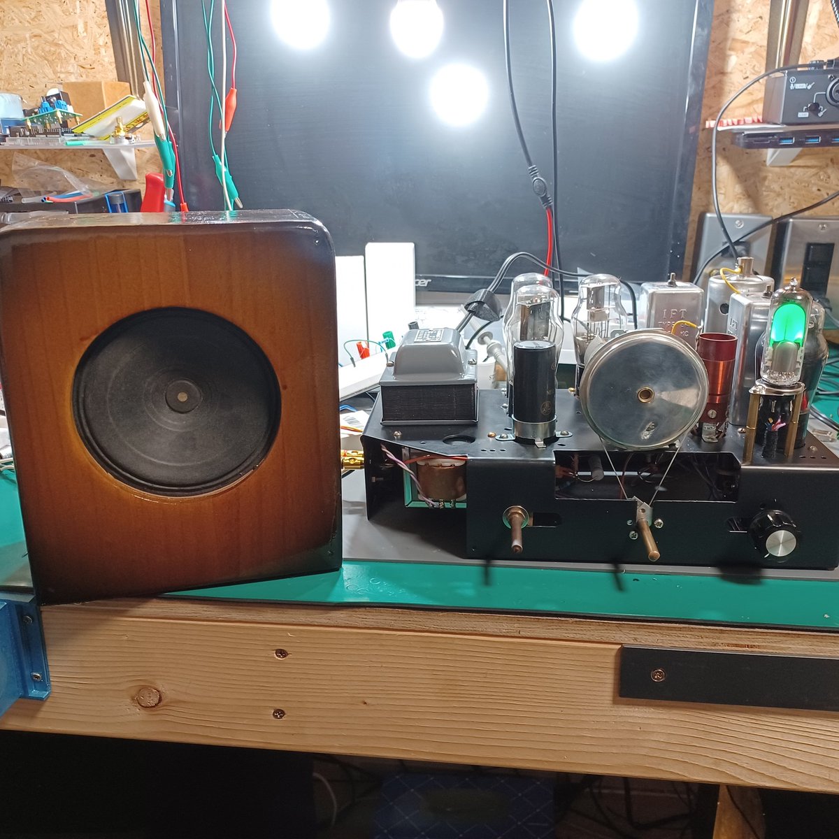 ShS15555's tweet photo. マジックアイつけてスピーカーの箱を木で作って塗装してみました。
来週に本番用真空管買いに行こう。 https://t.co/j9D3BUu9wg