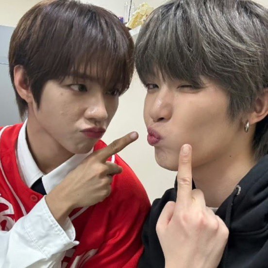 jeyelfied's tweet photo. jl's closeness to other trainees is undeniable, it shows how sociable and affectionate he was with people. my social butterfly is a treasure🥺 https://t.co/f9YPoA5TyN