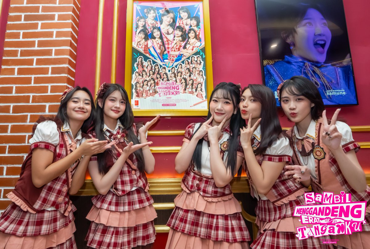 Terima kasih kepada semua yang telah menyaksikan Show 1 dari pertunjukan perdana Sambil Menggandeng Erat Tanganku oleh JKT48 hari ini! 🎉

Show yang tentunya penuh energi, kebahagiaan, dan antusiasme yang terasa di setiap langkah. Melalui setlist ini, mari kita bergandengan erat