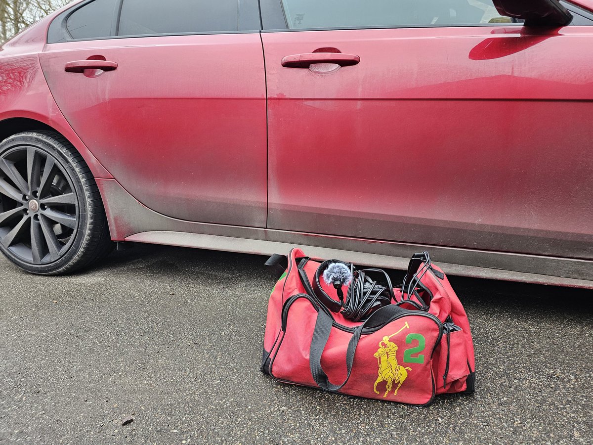 league_radio's tweet image. There&apos;s no point cleaning the car... let&apos;s roll. 🚘🎙⚽️📻🏆
#roadtrip #Livecommentary 
#FaVase