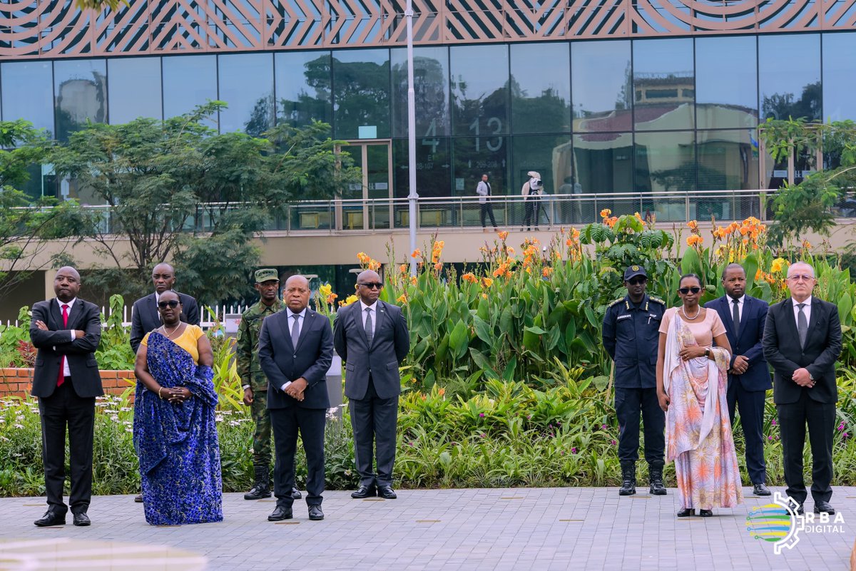Rwanda Broadcasting Agency (RBA) (@rbarwanda) on Twitter photo 📸AMAFOTO📸
Perezida Paul Kagame na Madamu Jeannette Kagame bunamiye Intwari z’u Rwanda, banashyira indabo ku kimenyetso cy'ubutwari kiri ku Gicumbi cy’Intwari i Remera mu Mujyi wa Kigali. #RBAAmakuru #Ubutwari2025
📸: <a href="/visualcolour/">Nelka wa RUGENGAMANZI📸🇷🇼</a> 📸AMAFOTO📸
Perezida Paul Kagame na Madamu Jeannette Kagame bunamiye Intwari z’u Rwanda, banashyira indabo ku kimenyetso cy'ubutwari kiri ku Gicumbi cy’Intwari i Remera mu Mujyi wa Kigali. #RBAAmakuru #Ubutwari2025
📸: <a href="/visualcolour/">Nelka wa RUGENGAMANZI📸🇷🇼</a>