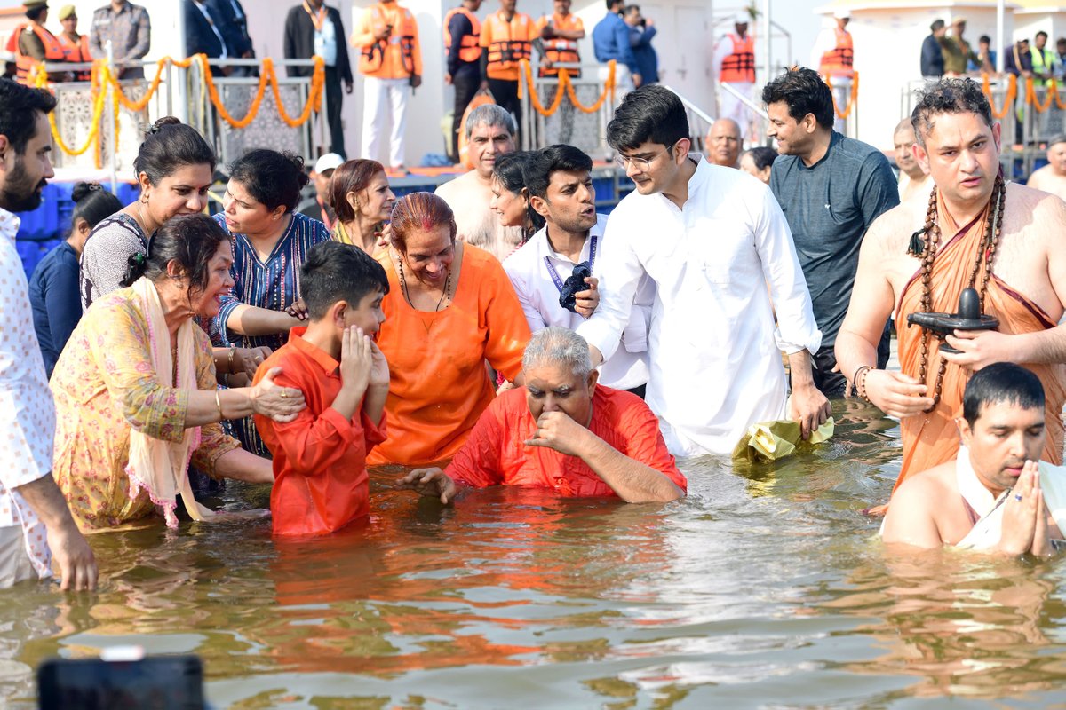 myogiadityanath's tweet photo. धत्तोऽभितश्चामरचारुकान्ती
सितासिते यत्र सरिद्वरेण्ये।
आद्यो वटश्छत्रमिवातिभाति
स तीर्थराजो जयति प्रयागः॥

पूज्य संत गण व धर्माचार्यों के पावन सान्निध्य में आज पुण्यधरा प्रयागराज में माननीय उपराष्ट्रपति श्री जगदीप धनखड़ जी ने पवित्र त्रिवेणी संगम में आस्था की डुबकी लगाई।

हर हर महादेव!

@VPIndia