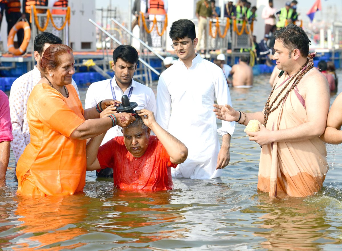 myogiadityanath's tweet photo. धत्तोऽभितश्चामरचारुकान्ती
सितासिते यत्र सरिद्वरेण्ये।
आद्यो वटश्छत्रमिवातिभाति
स तीर्थराजो जयति प्रयागः॥

पूज्य संत गण व धर्माचार्यों के पावन सान्निध्य में आज पुण्यधरा प्रयागराज में माननीय उपराष्ट्रपति श्री जगदीप धनखड़ जी ने पवित्र त्रिवेणी संगम में आस्था की डुबकी लगाई।

हर हर महादेव!

@VPIndia