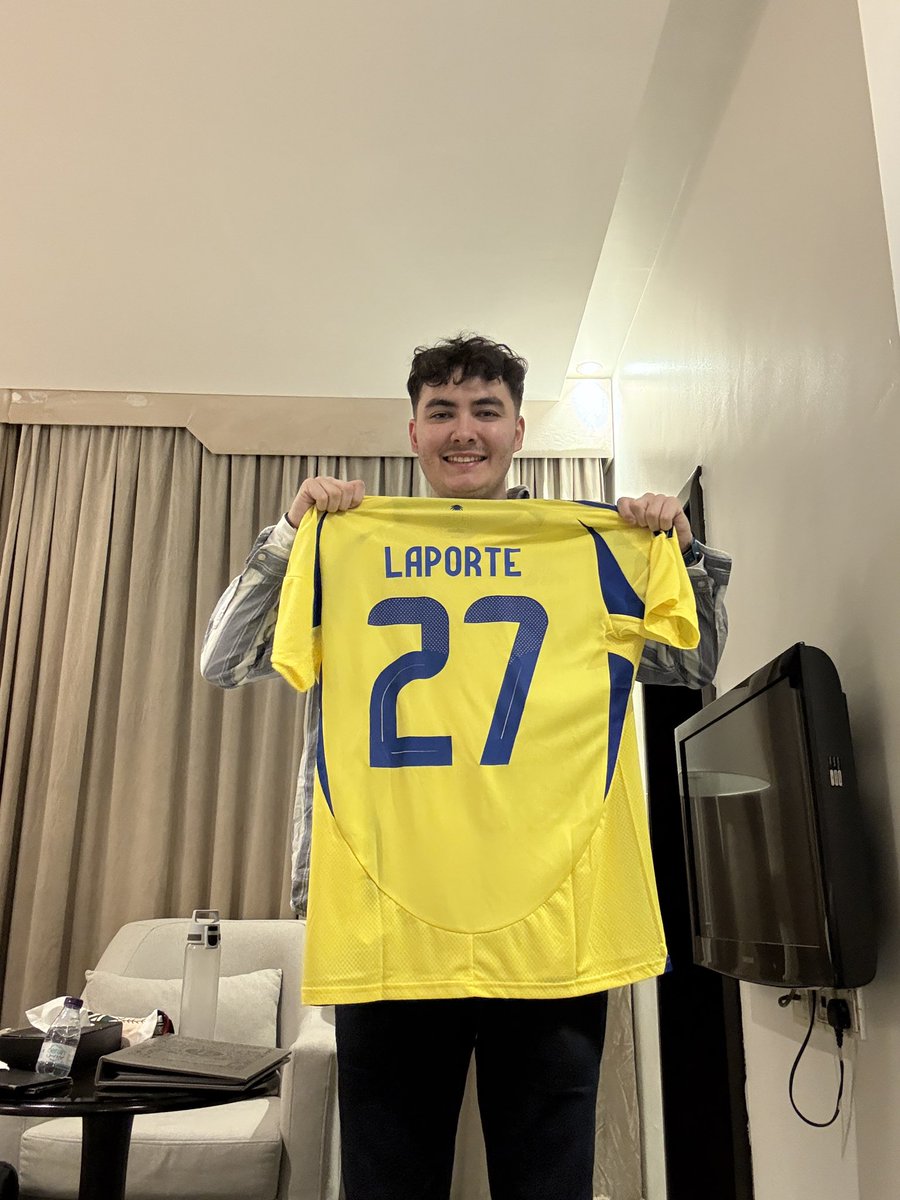 Vrai Agenais achète son maillot de <a href="/Laporte/">Aymeric Laporte</a> à Riyadh 🤝

En espérant un jour la dédicace 💙🤍