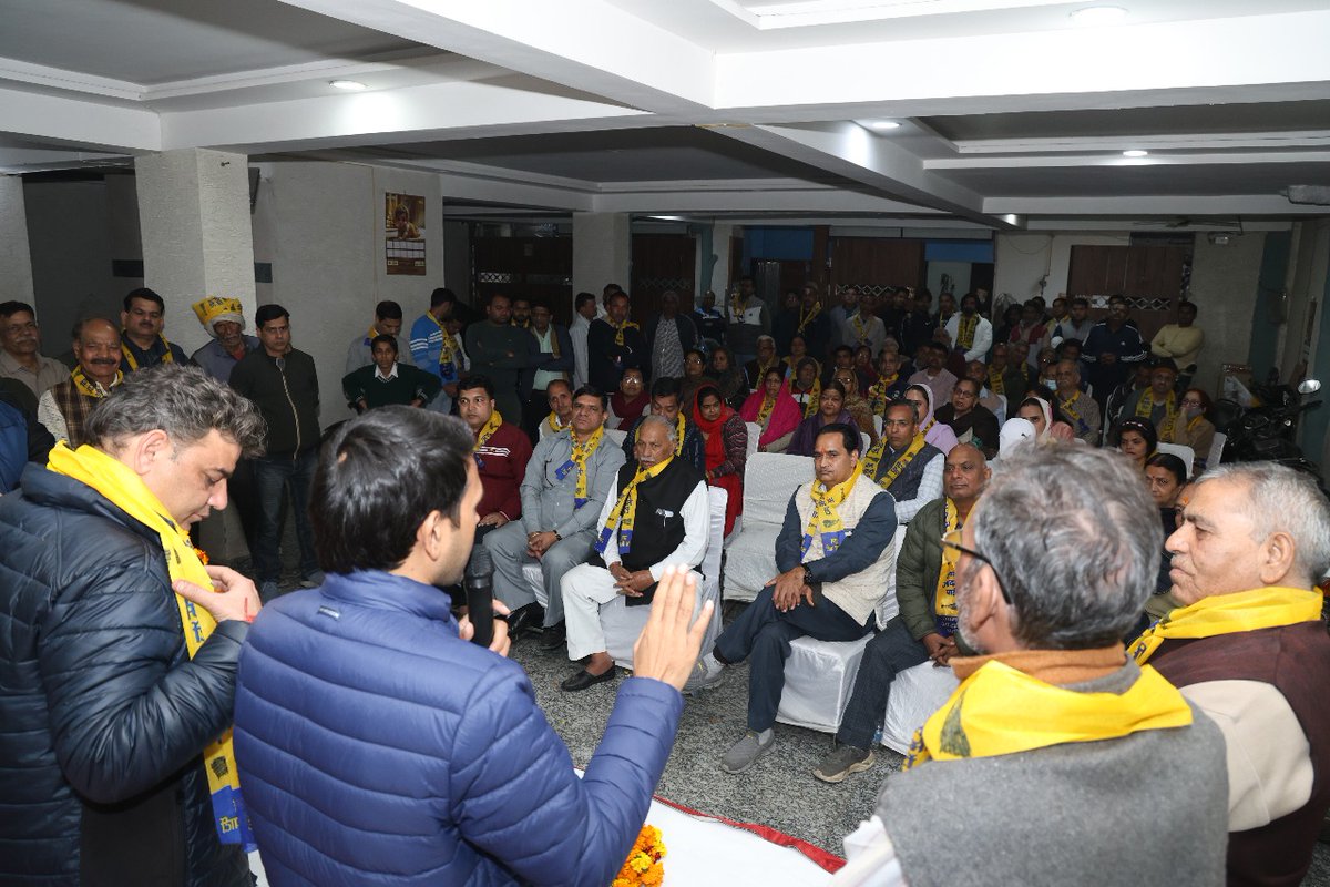 aapkabalraj's tweet photo. महावीर एन्क्लेव गुरुद्वारा रोड में स्थानीय निवासियों के साथ जनसभा के माध्यम से जनसंवाद कर आगामी विधानसभा चुनाव में AAP के पक्ष में मतदान करने की अपील की।

मुझे पूर्ण विश्वास है कि आपका यही आशीर्वाद पालम विधानसभा में AAP की ऐतिहासिक जीत सुनिश्चित करेगा।

#फिर_लाएंगे_केजरीवाल #KejriwalKiGuarantee #जोगिन्दरसोलंकी #पालमविधानसभा