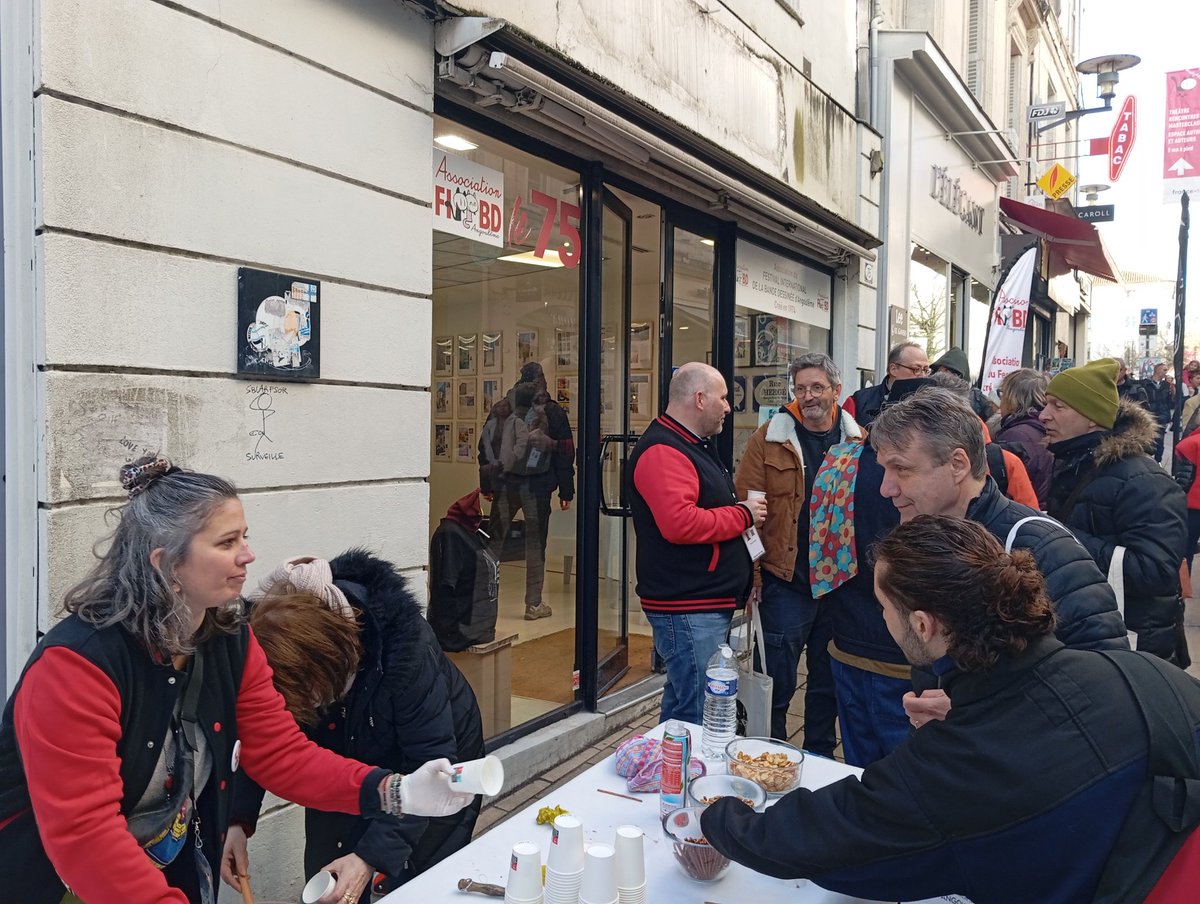 #FIBd
Opération Vin chaud à la boutique éphémère du @fibdasso.bsky.social  ! 
Dépêchez-vous