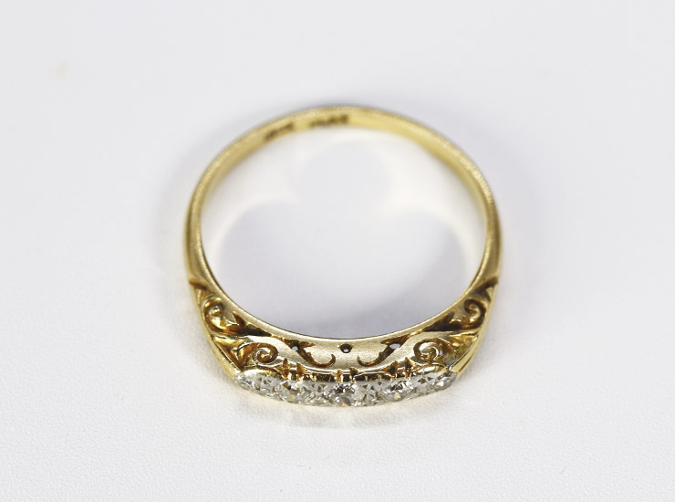 antique_ringie's tweet photo. スリムで派手さはありませんが、アンティークらしいディテールで、身に着けるたびに小さな楽しみをくれるダイヤモンドリング https://t.co/vOmZoEopOi