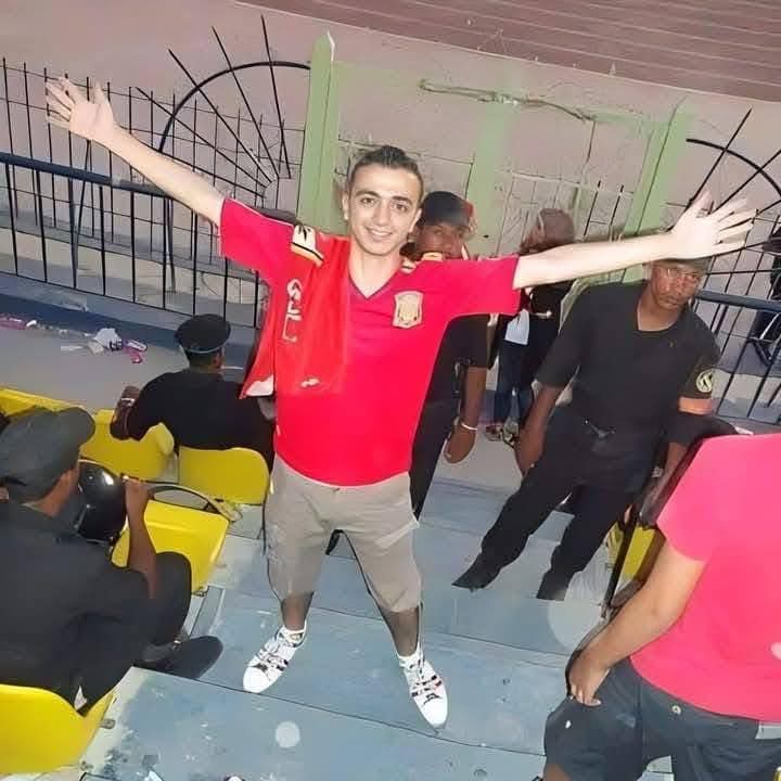 أم الشهيد  مصطفي عصام بعد وفاته في حادث بورسعيد :

ابني الحيلة واخرة صبري،
كان بيحب العيش والمش،
كل طموحه جزمة كاوتش،
وناخد الدوري اهو معلش،
مش هيعز على اللي اختاره،
 واهو راح دار احسن من داره،
كان بيحب تريكة وبيبو،
وشايل اوي من اللي اسمه الحضري،
 هو الأهلي في حد يسيبه ؟
عيل