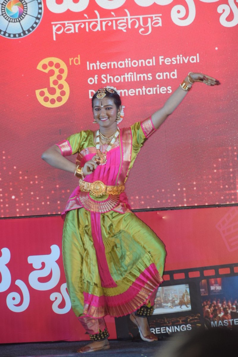 VSKKarnataka's tweet photo. ಮೈಸೂರು: ಮೂರನೇ 'ಪರಿದೃಶ್ಯ' ಅಂತರಾಷ್ಟ್ರೀಯ ಕಿರುಚಿತ್ರ ಮತ್ತು ಸಾಕ್ಷ್ಯಚಿತ್ರೋತ್ಸವದಲ್ಲಿ ಸಾಂಸ್ಕೃತಿಕ ಕಾರ್ಯಕ್ರಮದ ಮೆರಗು.
#Paridrishya2025 #MasterTalks #FundamentalsOfFilmmaking https://t.co/k8tbDO7l6V