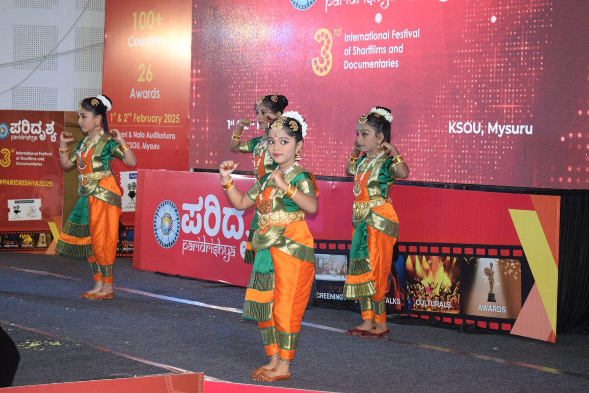 VSKKarnataka's tweet photo. ಮೈಸೂರು: ಮೂರನೇ 'ಪರಿದೃಶ್ಯ' ಅಂತರಾಷ್ಟ್ರೀಯ ಕಿರುಚಿತ್ರ ಮತ್ತು ಸಾಕ್ಷ್ಯಚಿತ್ರೋತ್ಸವದಲ್ಲಿ ಸಾಂಸ್ಕೃತಿಕ ಕಾರ್ಯಕ್ರಮದ ಮೆರಗು.
#Paridrishya2025 #MasterTalks #FundamentalsOfFilmmaking https://t.co/k8tbDO7l6V