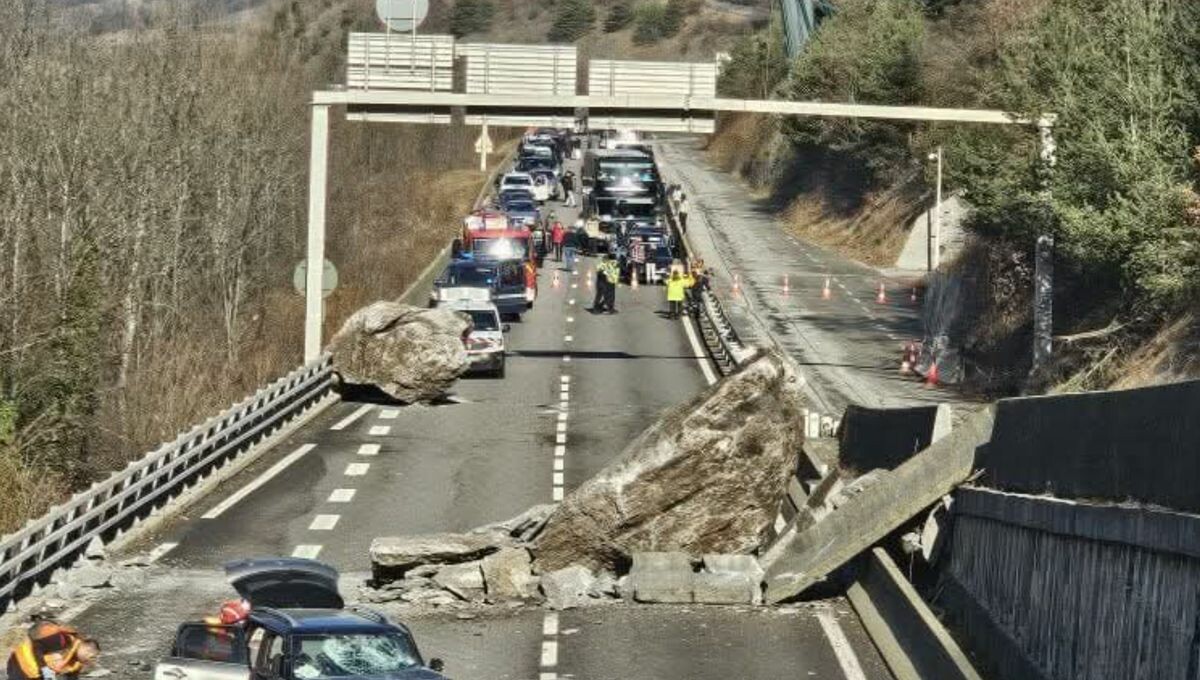 Savoie : un bloc rocheux s'effondre sur la RN 90, l'accès aux stations de Tarentaise fortement perturbé
➡️ l.ici.fr/WDa