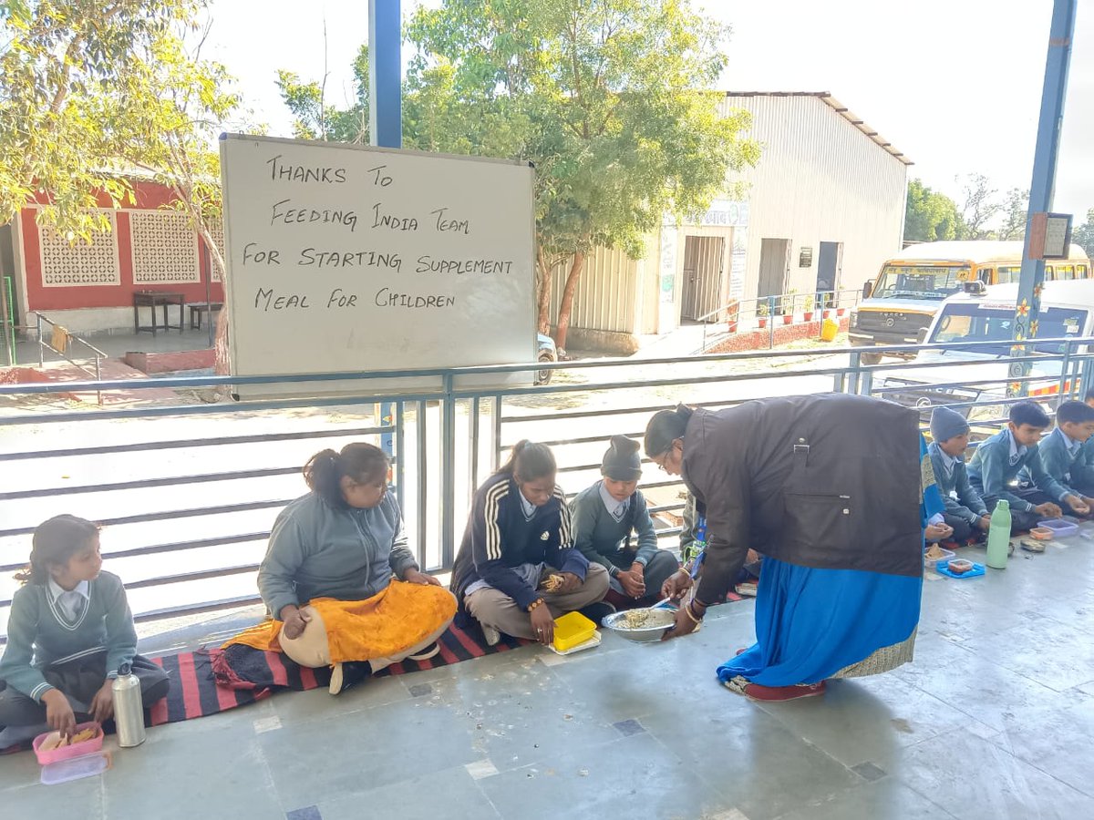 rmkmngo's tweet image. Feeding India (A Zomato Giveback) is providing daily meals to 240 students (CWSN &amp;amp; non-disabled Childrens) at Minu School, Ajmer under #DailyFeedingProgram &amp;amp; #PoshanToPathshala. 💙

With Khichdi &amp;amp; fresh fruits, our children are healthier &amp;amp; happier! 🙌

#FeedingIndia #RMKM