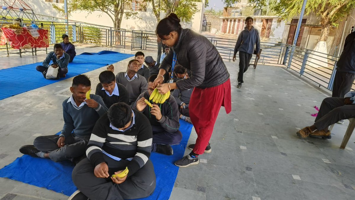 rmkmngo's tweet image. Feeding India (A Zomato Giveback) is providing daily meals to 240 students (CWSN &amp;amp; non-disabled Childrens) at Minu School, Ajmer under #DailyFeedingProgram &amp;amp; #PoshanToPathshala. 💙

With Khichdi &amp;amp; fresh fruits, our children are healthier &amp;amp; happier! 🙌

#FeedingIndia #RMKM