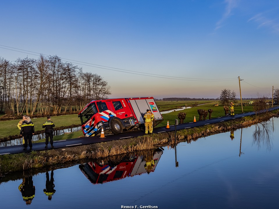 Brandweer Haastrecht bijna te water